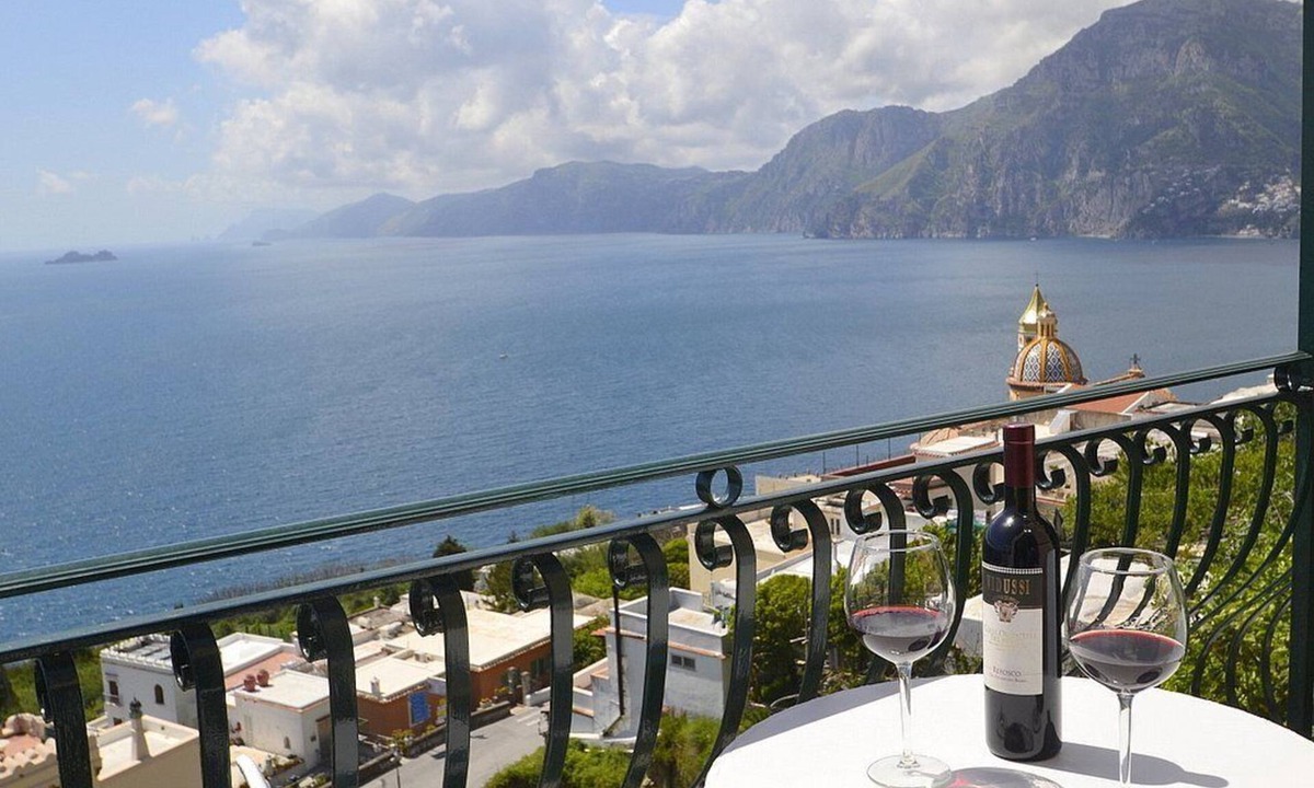 Praiano Villa | Villa Grecale: A charming and bright villa which faces the sun and the sea, with Free WI-FI.