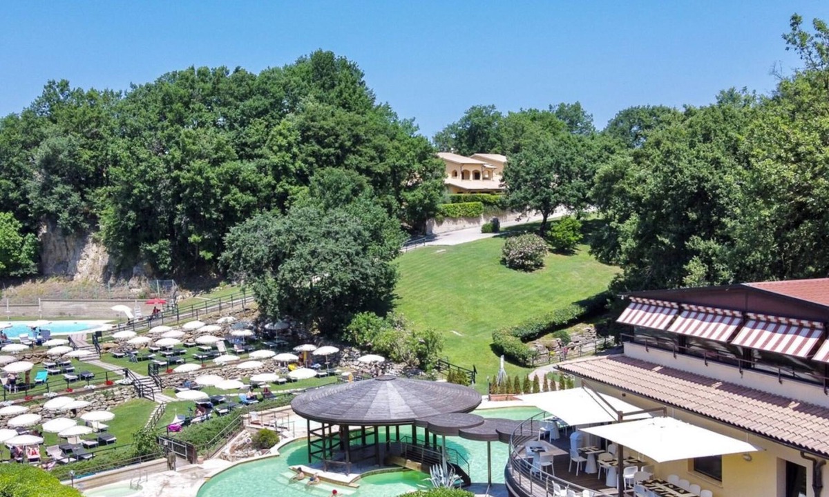 Sorano Villa | Villa of approximately 150 m2 located on the ground floor and on two levels with air conditioning, independent heating and wi fi line.Composed of a large living room with independent equipped kitchen, fridge, microwave oven, toaster, sofa and satellite t