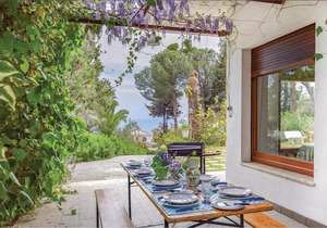 7 bedroom accommodation in Stalettì