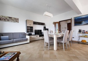 AMORE RENTALS - Apartment Orazio with Private Terrace, Air Conditioning, WI-FI, Town Center