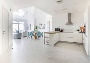 Bright 2BR Apt with Large Balcony in MBR City!
