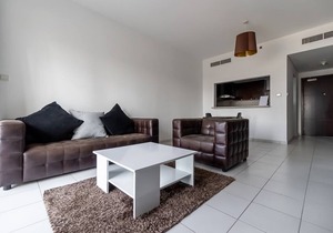Bright One Bedroom in Marina