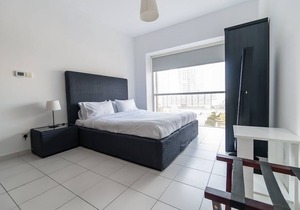 Bright One Bedroom in Marina
