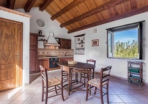 Casa Iorana C: A characteristic and welcoming apartment located right on the beach, with Free WI-FI.