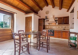 Casa Iorana C: A characteristic and welcoming apartment located right on the beach, with Free WI-FI.
