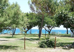 Casa Iorana C: A characteristic and welcoming apartment located right on the beach, with Free WI-FI.