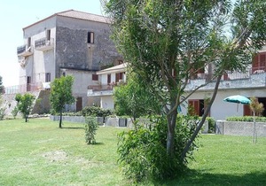 Casa Iorana C: A characteristic and welcoming apartment located right on the beach, with Free WI-FI.