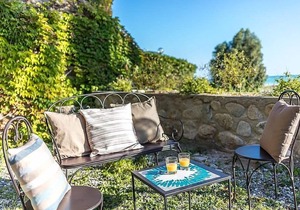 Casa Iorana D: A characteristic and welcoming apartment located right on the beach, with Free WI-FI.