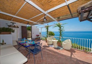 Casa Sunset, Among the stairs of Praiano