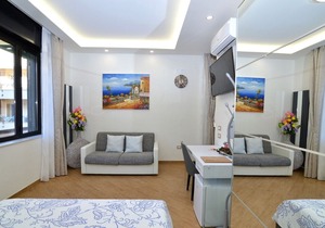 CASERTA DELUXE - ELEGANT APARTMENT IN CASERTA CENTER WELCOMES UP TO 5 GUESTS
