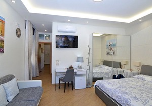 CASERTA DELUXE - ELEGANT APARTMENT IN CASERTA CENTER WELCOMES UP TO 5 GUESTS