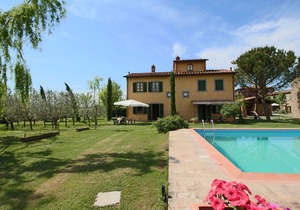 Cosy Holiday Home in Cortona with Swimming Pool