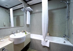 Executive Three Bedroom Apartment Near Internet Metro Station By Luxury Bookings AB