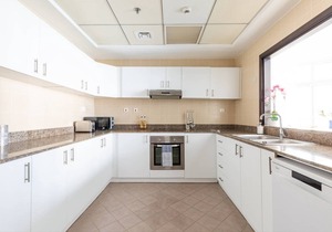 Grand 3BR in Dubai Marina's Majestic Skyscraper!