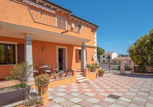 Holiday Apartment with Wi-Fi, Air Conditioning and Terrace; Pets Allowed