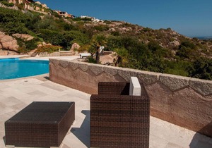 Holiday apartment with air conditioning, pool and sea view
