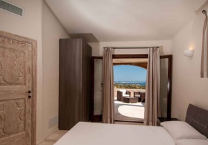 Holiday apartment with air conditioning, pool and sea view