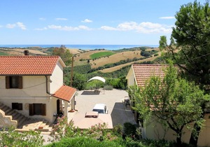 Lovely apartment in villa with A/C, hot tub, pool, WIFI, TV, patio, pets allowed and panoramic v.