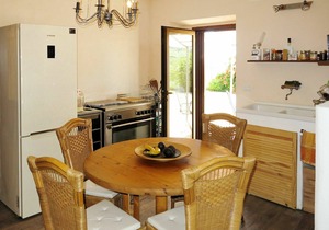 Lovely apartment in villa with A/C, pool, hot tub, WIFI, TV, patio, pets allowed and panoramic v.