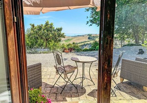 Lovely apartment in villa with hot tub, WIFI, pool, A/C, TV, patio, pets allowed, panoramic view
