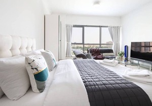 Modern Spacious Studio in JLT - room for 3!