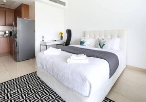 Modern Spacious Studio in JLT - room for 3!