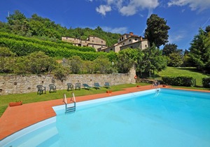 Nice apartment for 4 guests with WIFI, pool, TV, panoramic view and parking, close to Arezzo