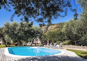 Relais Mamma Mia. Stunning Villa with garden, pool and sea views at 5 mins from the sea