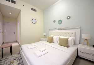 Signature Holiday Homes - Furnished 1BHK in Marina Arcade, Marina Dubai