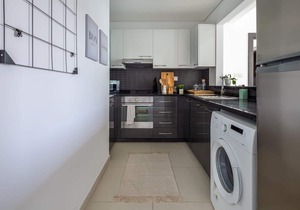 Sleek and Vibrant 1BR with Marina Views!
