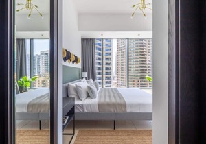 Sleek and Vibrant 1BR with Marina Views!