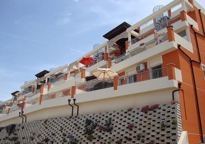 Vacation apartment on the second floor with large communal pool, a few meters from the sea.