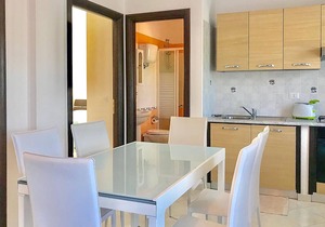 Vacation apartment on the second floor with large communal pool, a few meters from the sea.