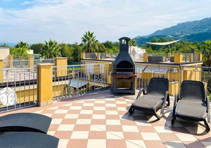 Vacation apartment on the second floor with large communal pool, a few meters from the sea.