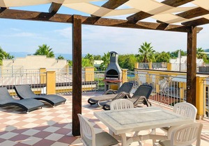 Vacation apartment on the second floor with large communal pool, a few meters from the sea.