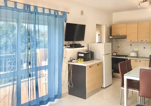 Vacation apartment on the second floor with large communal pool, a few meters from the sea.