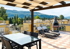 Vacation apartment on the second floor with large communal pool, a few meters from the sea.