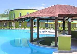 Vacation apartment on the second floor with large communal pool, a few meters from the sea.