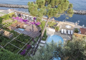 Villa Acquamarina with Private Pool, Sea View, Direct Sea Access and Parking