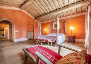 Villa in Montalcino with 9 bedrooms sleeps 18