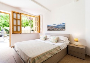 Villa Puolo, Sorrento coast, with garden and sea view, 5 bedrooms, 10 sleeps.