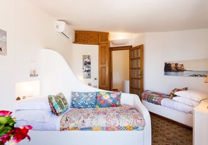 Villa Puolo, Sorrento coast, with garden and sea view, 5 bedrooms, 10 sleeps.