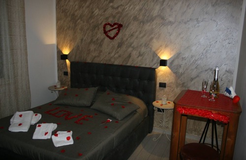 Pompei Bed & Breakfast | 1 Room in apartment 1 bathroom, breakfast area in Pompeii 800 mt from center