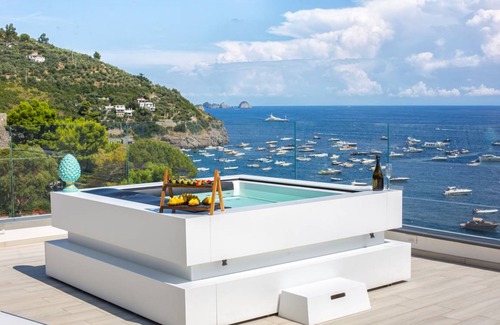 Marina del Cantone Villa | 300 m² Villa ∙ 6 bedrooms ∙ 12 guests