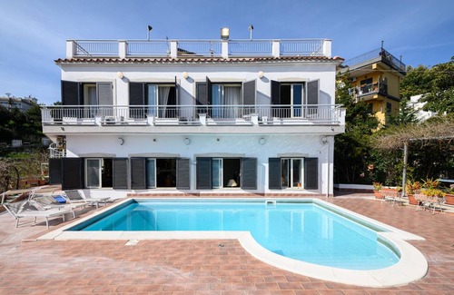 Pozzuoli Villa | 350 m² Villa ∙ 7 bedrooms ∙ 13 guests
