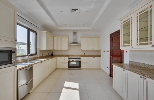 Palm Jumeirah Villa | 6 Bedroom Villa with Private Pool and Beach on Palm Jumeirah