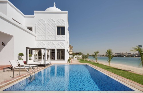 Palm Jumeirah Villa | 6 Bedroom Villa with Private Pool and Beach on Palm Jumeirah