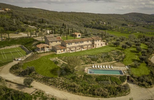 Monte del Lago House | 600 m² Farmhouse ∙ 8 bedrooms ∙ 16 guests