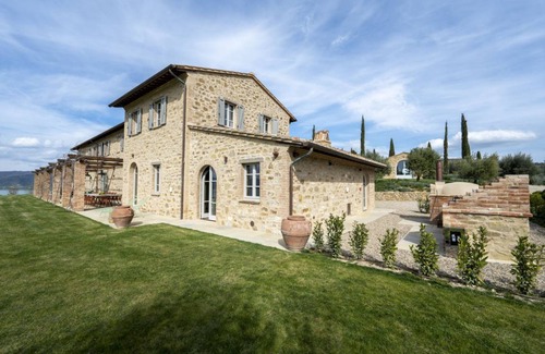 Monte del Lago House | 600 m² Farmhouse ∙ 8 bedrooms ∙ 16 guests