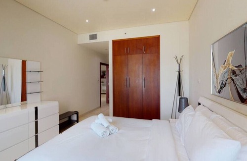 Dubai Marina Apartment | 807 Marina Heights · Warm and Spacious One Bedroom in the Marina